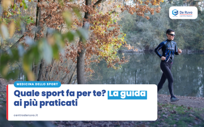 Uomo in abbigliamento da corsa che corre lungo la riva di un lago tra alberi autunnali